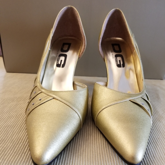 Gold shoes - NWOT - Picture 2 of 4